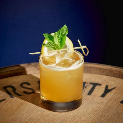Gold Rush bourbon cocktail with lemon and mint